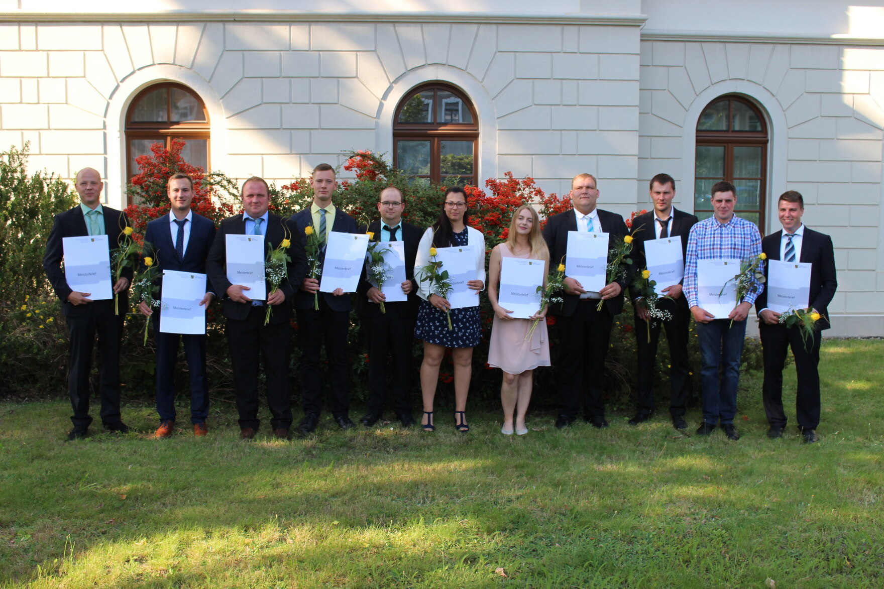 Gruppenbild der Abschlussklasse vor dem Dienstgebäude in Großenhain