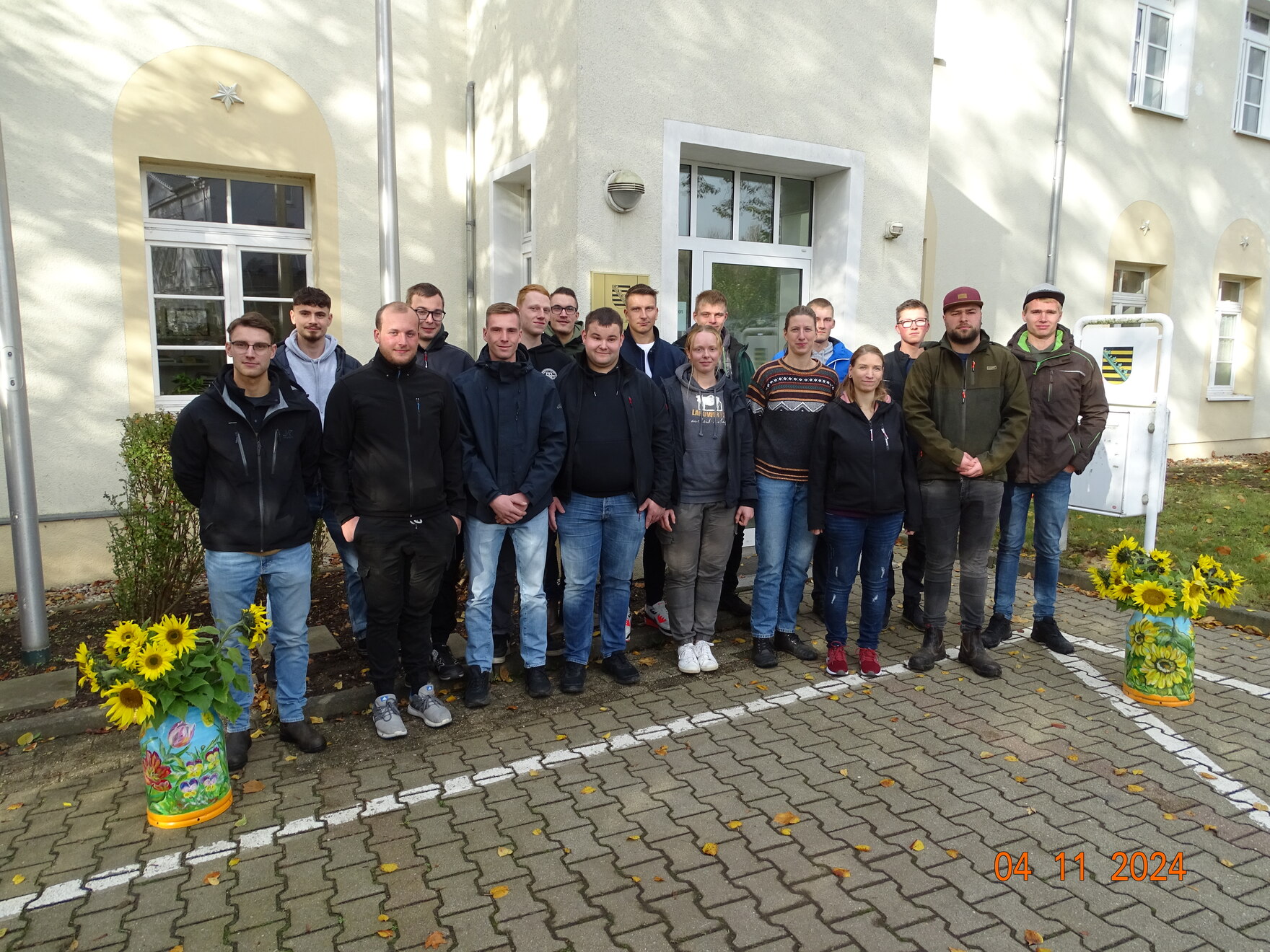 17 junge Landwirtinnen und Landwirte vor der Fachschule in Döbeln