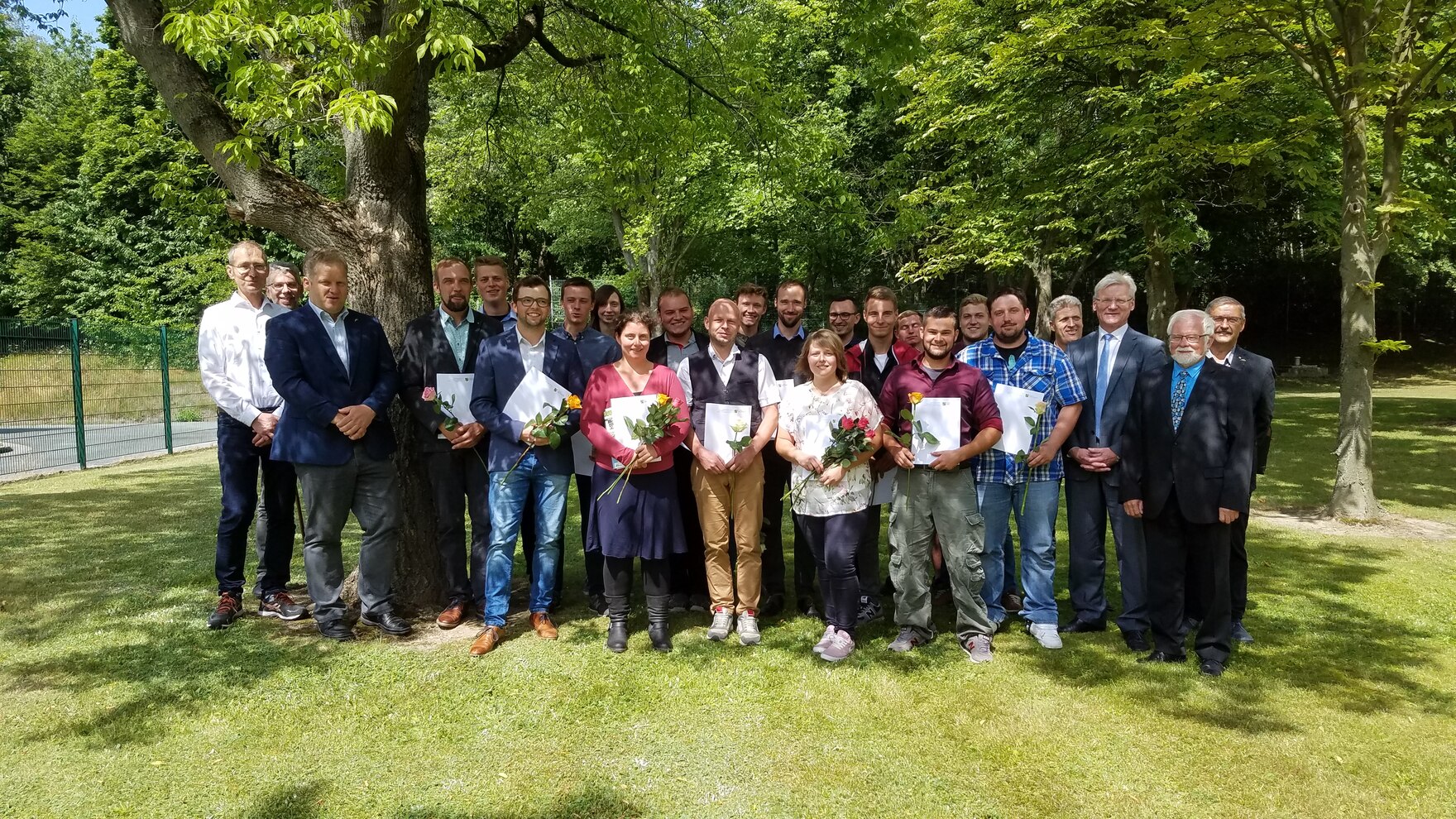 Gruppenbild der Absolventen mit Lehrkräften
