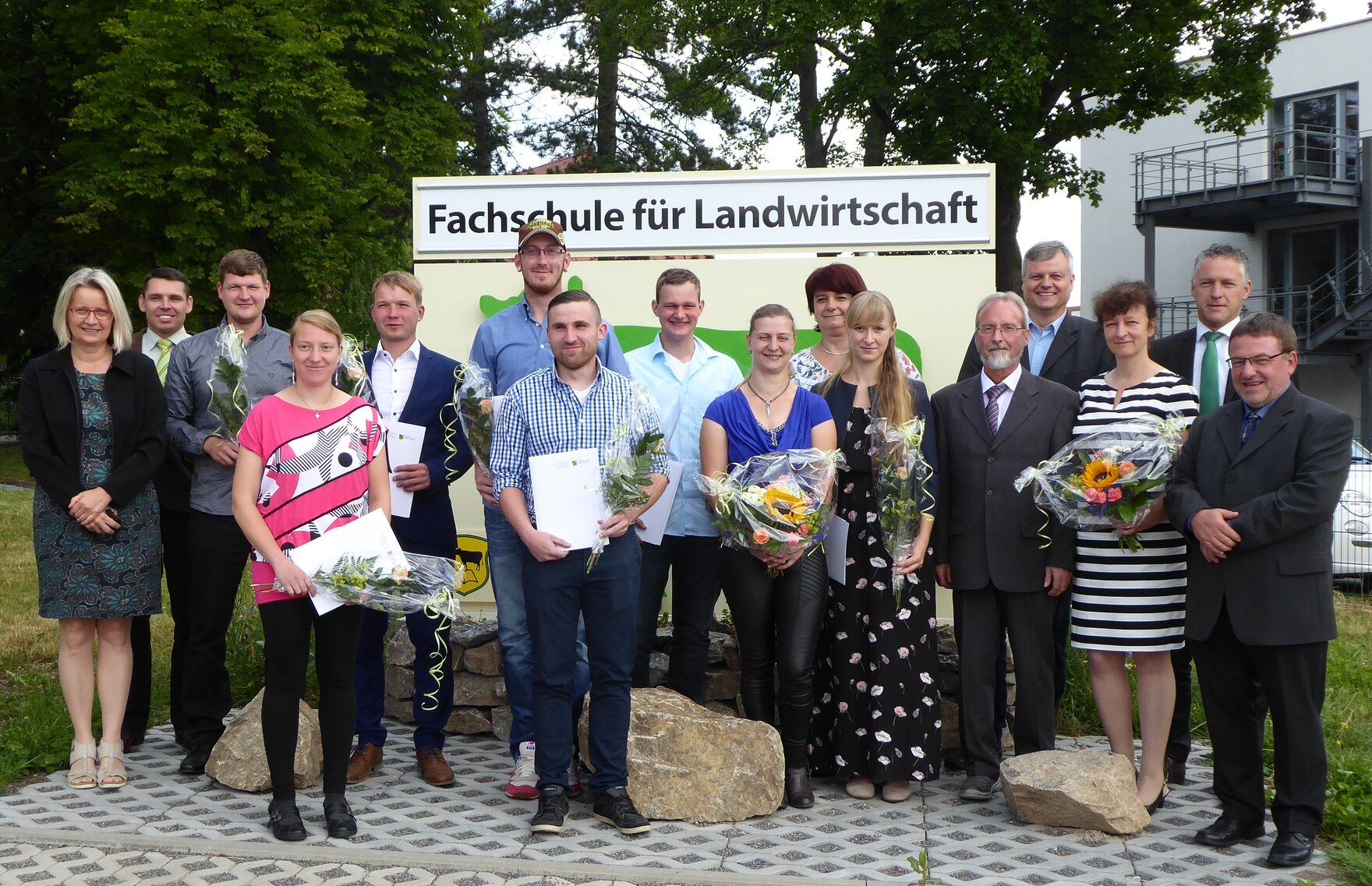 Die Abschlussklasse SgW 16, der Beigeordnete des Landrates von Zwickau Herr Michaelis (2 v.r.) und Lehrkräfte der Fachschule für Landwirtschaft Zwickau