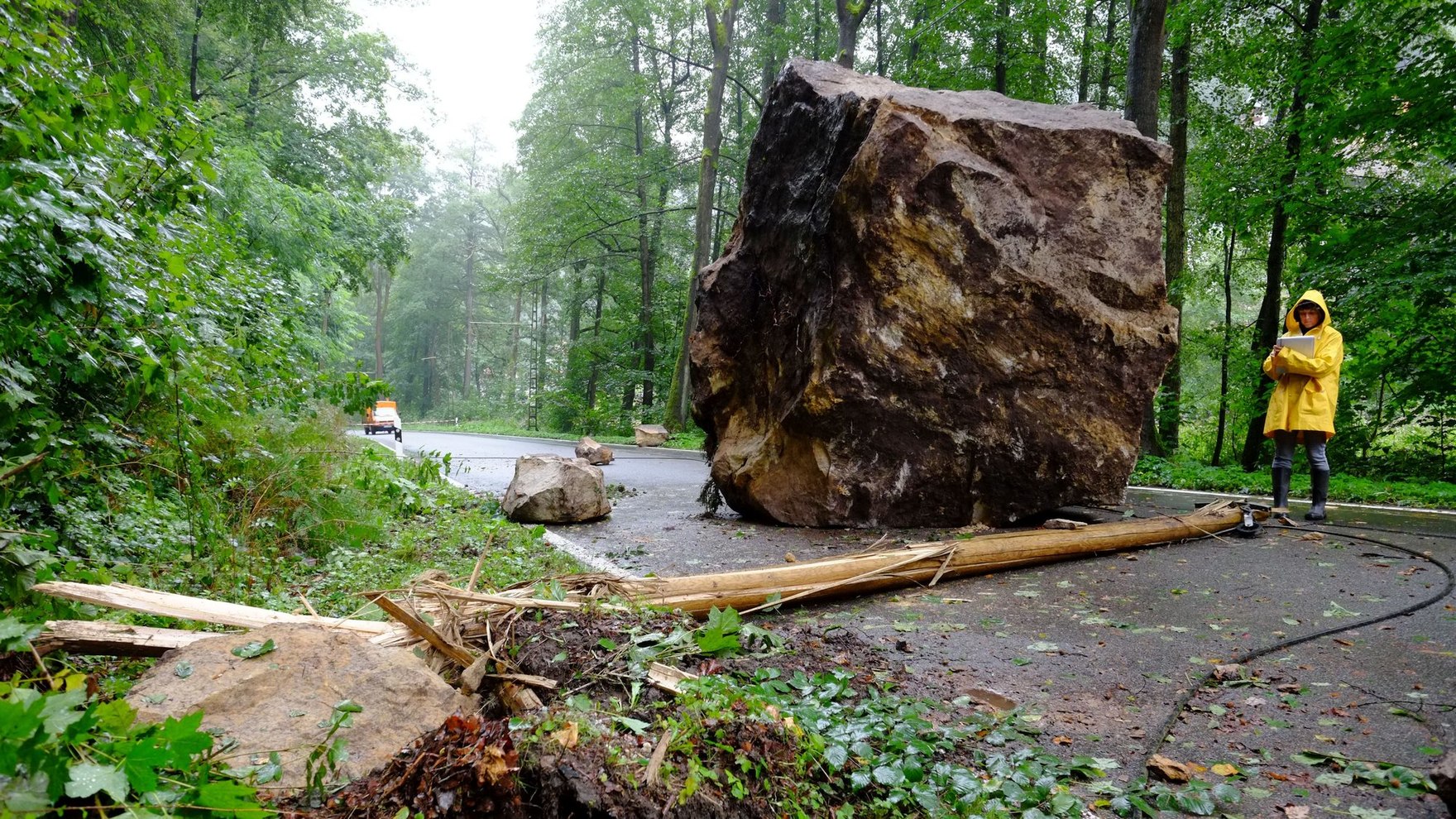 Felsbrocken auf Straße