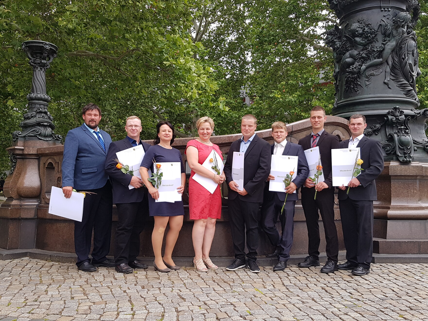 Gruppenbild der Abschlussklasse vor dem Kaiser-Wilhelm-Fahnenmast in Dresden