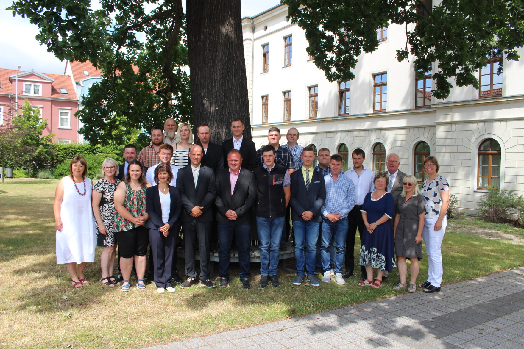 Gruppenbild der Abschlussklasse vor dem Dienstgebäude in Großenhain