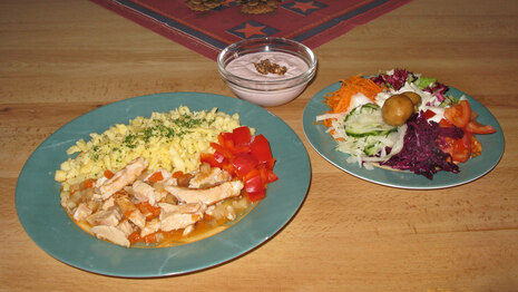 Geschirr mit Mittagessen (Symbolbild)