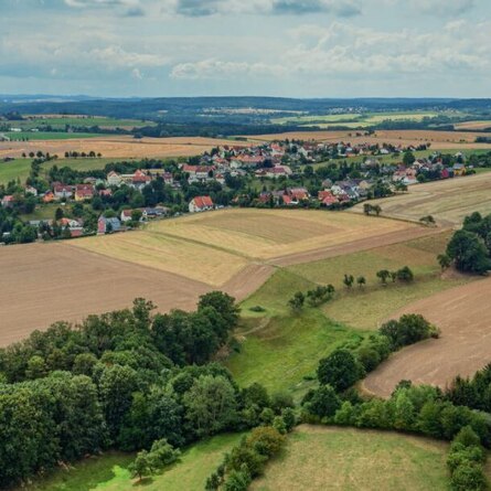 Blick über eine Landschaft mit Feldern und Dörfern