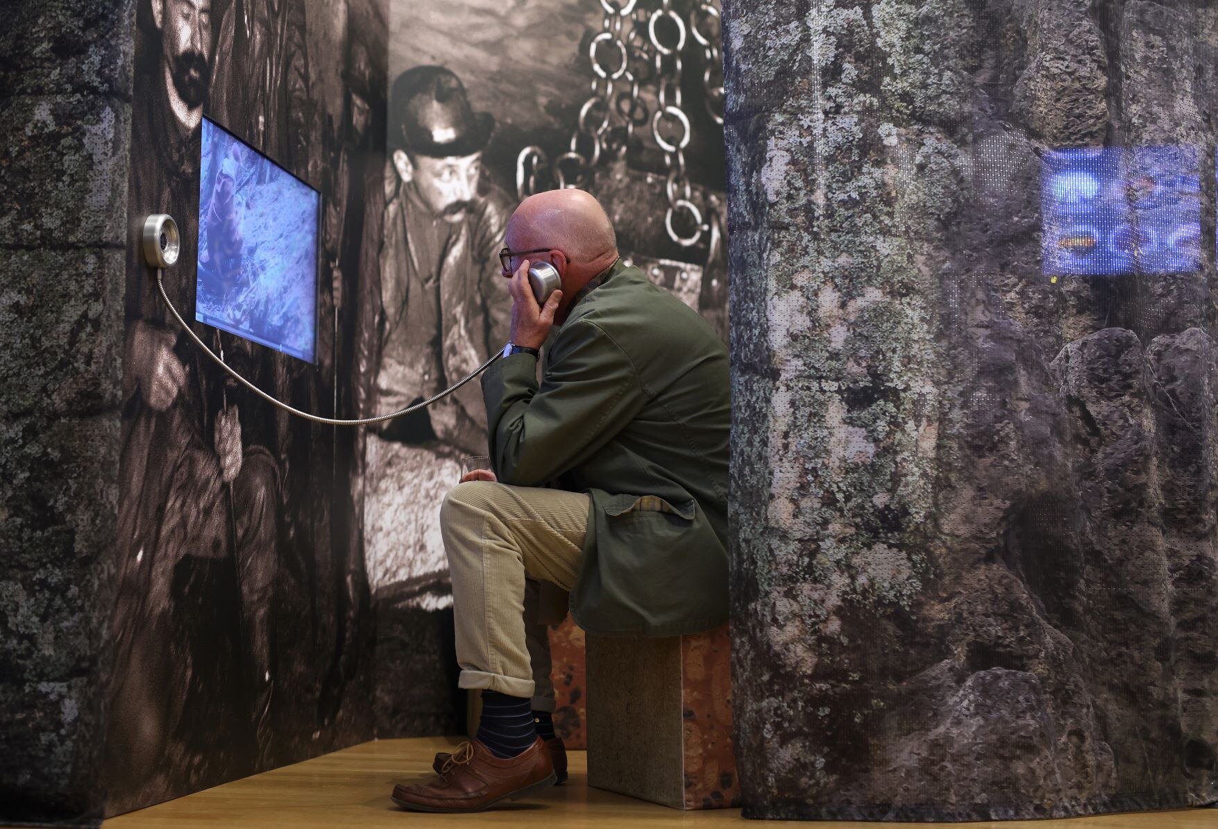 Besucher in Ausstellung, anlässlich Ausstellungseröffnung in Berlin