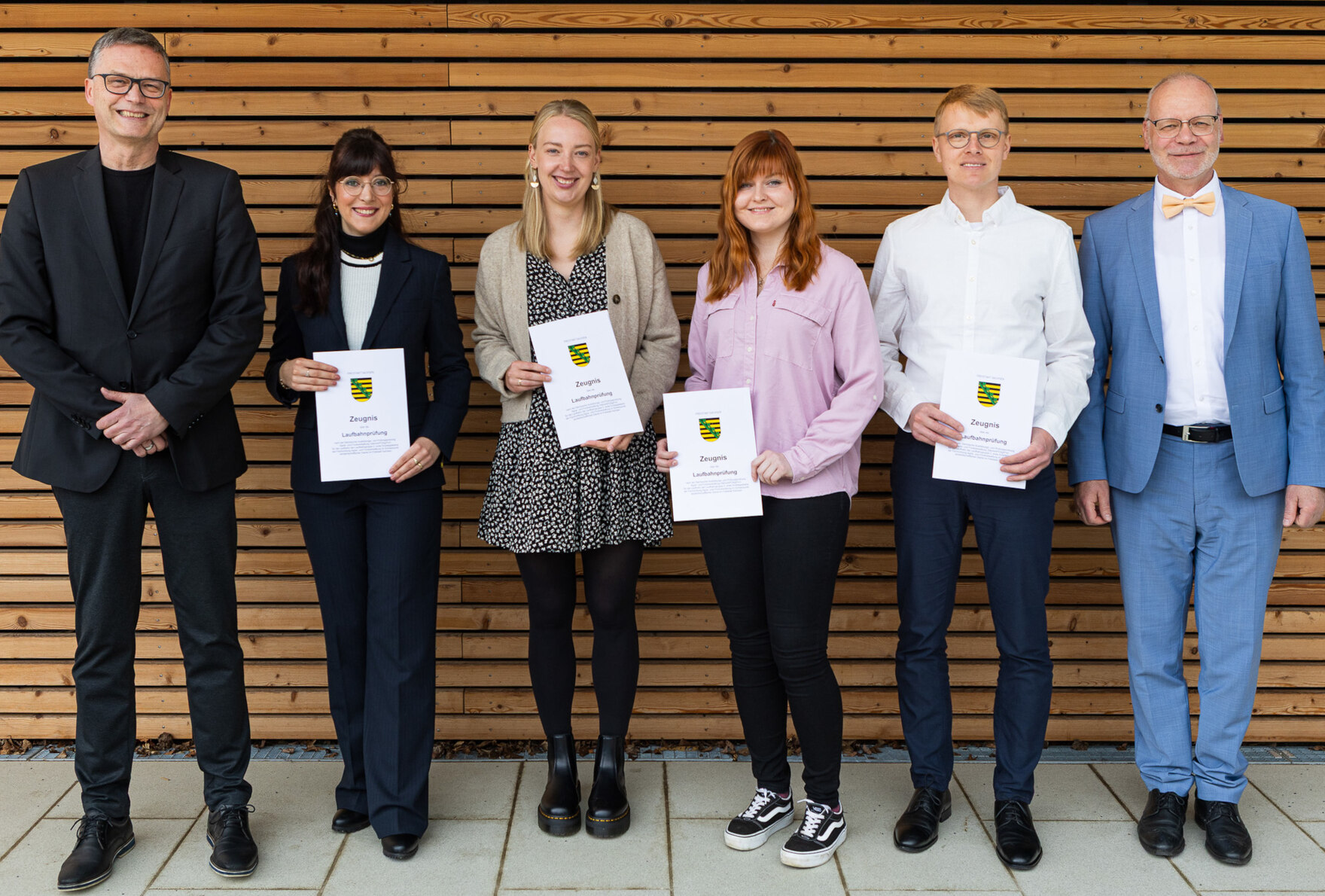 Gruppenfoto der Absolventen der Laufbahnausbildung zusammen mit dem Präsidenten und Vizepräsidenten des LfULGim Zentrum für Insektenvielfalt und