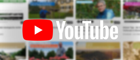 YouTube-Logo vor verschwommenem Hintergrund