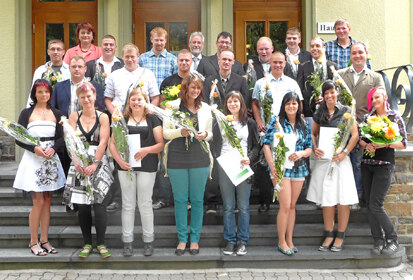 Gruppenbild der Abschlussklasse vor dem Dienstgebäude in Zwickau