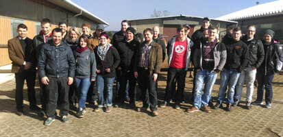Gruppenbild der Fachschüler auf einem Pferdehof