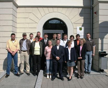 Gruppenbild der Abschlussklasse vor dem Dienstgebäude in Großenhain