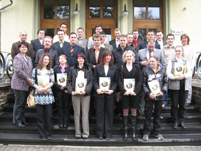 Gruppenbild der Abschlussklasse vor dem Dienstgebäude in Zwickau