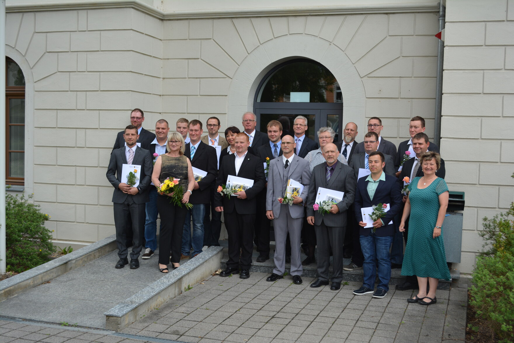 Gruppenbild der Abschlussklasse vor dem Dienstgebäude in Großenhain