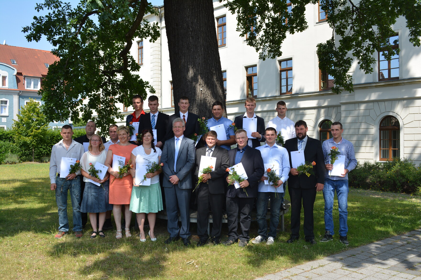 Gruppenbild der Abschlussklasse vor dem Dienstgebäude in Großenhain