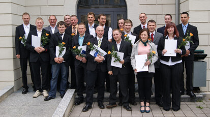 Gruppenbild der Abschlussklasse vor dem Dienstgebäude in Großenhain