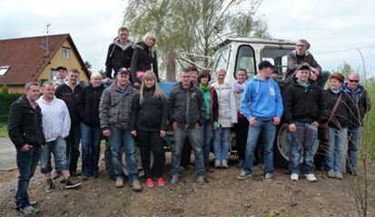Ein Gruppenbild von den Fachschülerinnen und Fachschüler für Landwirtschaft, welche vor einem Traktor stehen.