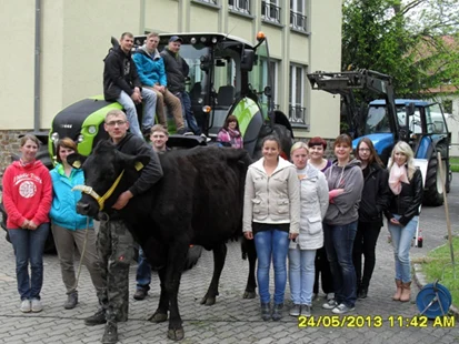 Schüler stehen vor der Fachschule in Zwickau