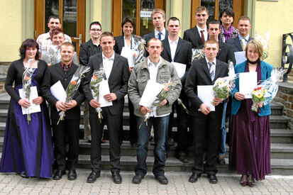 Gruppenbild der Abschlussklasse vor dem Dienstgebäude in Zwickau
