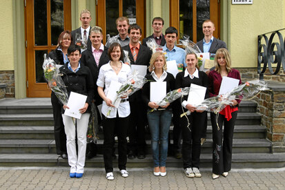 Gruppenbild der Abschlussklasse vor dem Dienstgebäude in Zwickau