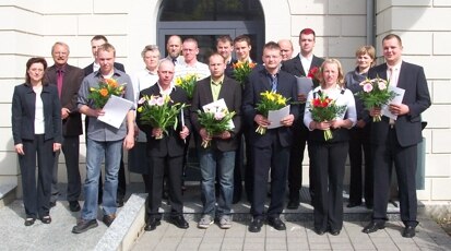 Gruppenbild der Abschlussklasse vor dem Dienstgebäude in Großenhain