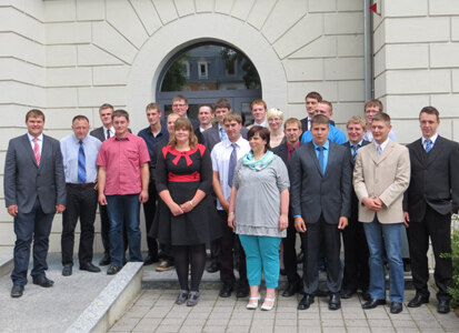 Gruppenbild der Abschlussklasse vor dem Dienstgebäude in Großenhain