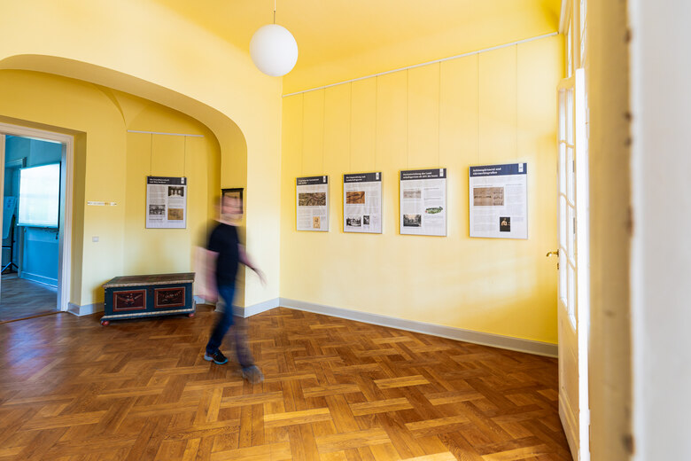 Ein Raum mit Postern an den Wänden